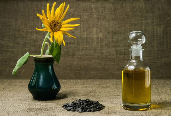 Sonnenblumenöl Einer Glaskaraffe Ein Bund Sonnenblumenkerne Und Eine Sonnenblume Einer — Stockfoto