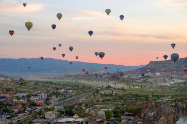 Sıcak hava balonları gündoğumu uçan Kapadokya Göreme, Türkiye üzerinden.