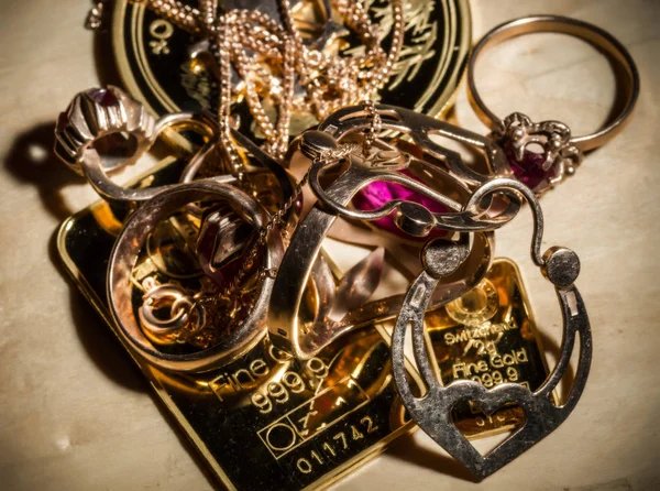 Perhiasan Emas Emas Batangan Dan Koin Dinyalakan Oleh Cahaya Terang — Stok Foto