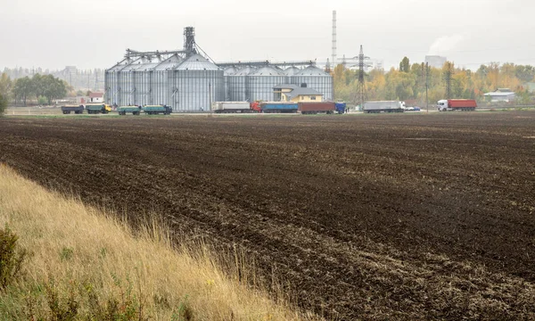 Плужное Поле Перед Лифтом Хранения Зерна Зерновой Склад — стоковое фото