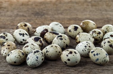 Ahşap arka plan üzerinde bıldırcın yumurtası. Seçici odak.