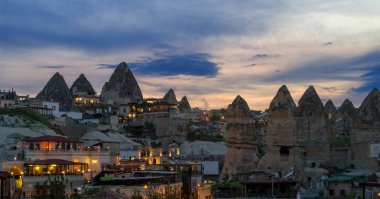 Köy, Göreme Kapadokya doğal arazi ve akşam gökyüzü arka plan üzerinde akşam manzarası.
