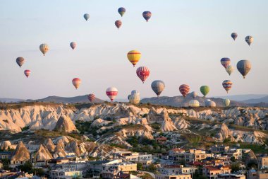 Göreme, Kapadokya Aprile 25, 2018. Göreme üzerinde güneş doğarken uçan sıcak hava balonları. 