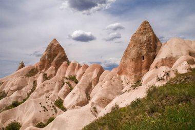 Göreme yakınındaki dağ silsilesi muhteşem manzarası. Kapadokya, Türkiye.
