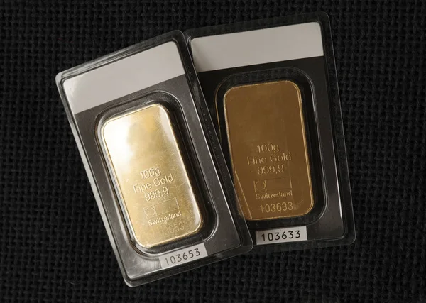 Két Vert Arany Rúd 100 Gramm Minden Háttérben Egy Sötét — Stock Fotó