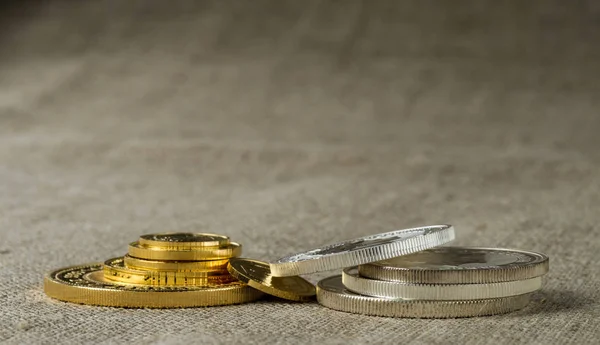 Koin Emas Dan Perak Mendekati Latar Belakang Tekstur Kain — Stok Foto