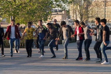 Istanbul, Türkiye'de 28 Nisan 2018 - gençler dans Üsküdar semtinde, Istanbul 'un Anadolu Yakası Boğaziçi dolgu üzerinde ulusal müzik.