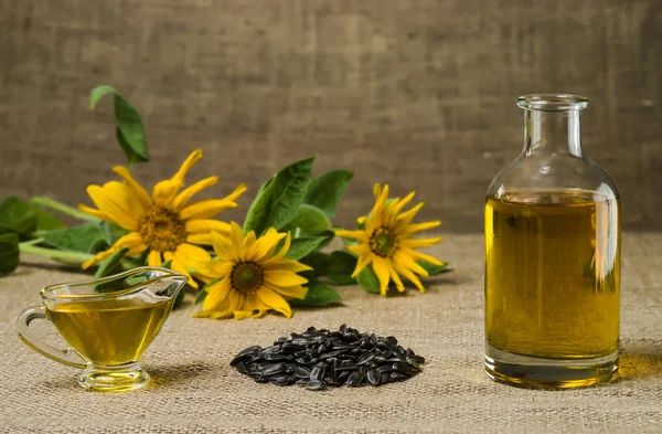 Sonnenblumenöl Einem Glas Sauce Boot Und Einer Flasche Und Eine — Stockfoto