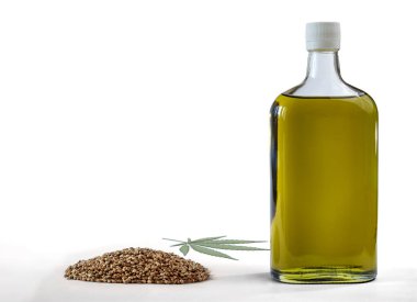 Kenevir yağı kenevir tohumu ve marihuana yaprağı bir grup ile bir şişe. Beyaz arka plan üzerinde izole.