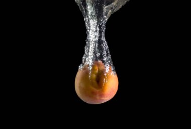 Su sıçrama bubbles siyah bir arka plan ile şeftali.