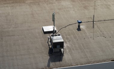 Ticari bir binanın çatı ile ticari klima ve havalandırma sistemleri, hücresel anten ve paratoner dış ünite.