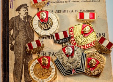 Kiev, Ukrayna - 1 Nisan 2017: 1925 yılında Sovyet jubilee madalya Lenin Lenin ikinci el kitaplarının arka planı gösteren basılmış.