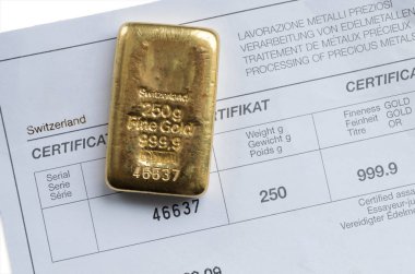 Bir sertifika bir arka plan üzerinde 250 gram ağırlığında Bar altın döküm.