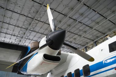 Pervaneli uçak bekleyen hangarda bir parçası. Bir pervane gövde arka planı ile motor.