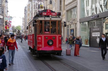 Istanbul, Türkiye 29 Nisan 2018. Istiklal Caddesi boyunca tarihi tramvay gezintisi sırasında gündüz.