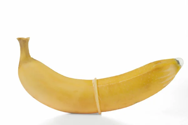 Condoom Een Rijpe Gele Banaan Geïsoleerd Witte Achtergrond — Stockfoto