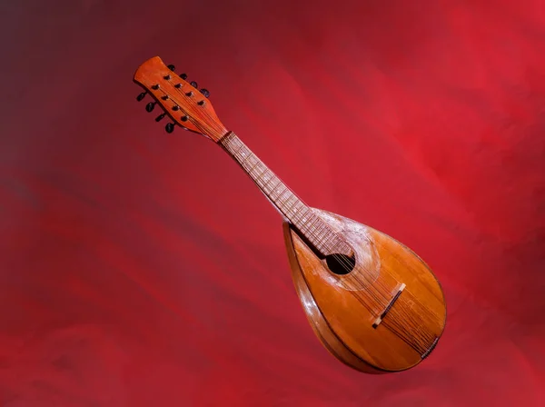 Vecchio Mandolino Situato Diagonalmente Uno Sfondo Rosso Brillante Strumento Musicale — Foto Stock