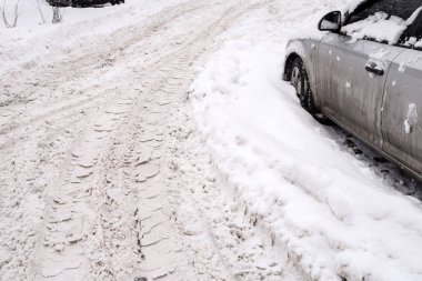 Araba snowdrifts de yol. Bir kar yağışı sonra yolda kar sürüklenir.