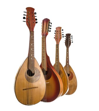 Dört farklı mandolin dikey olarak düzenlenmiş. Beyaz bir arka plan üzerinde izole. Seçici odak.