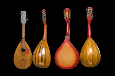 Dört farklı mandolin siyah arka plan üzerine izole. Barok dize müzik aletleri.
