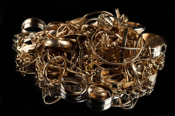 Sepotong Emas Perhiasan Tua Dan Rusak Dengan Latar Belakang Hitam — Stok Foto
