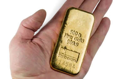 500 gram ağırlığında Bar altın avuç içinde yatıyor. Beyaz arka plan üzerinde izole.