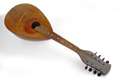 Kameraya eski mandolin döndürülmüş klavye. Beyaz bir arka plan üzerinde izole. 