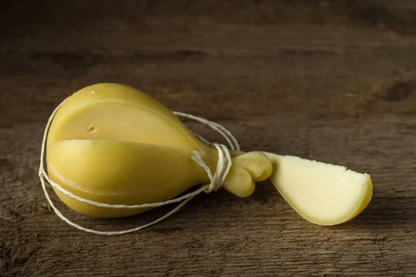 Cabeça Fatia Queijo Típico Italiano Caciocavallo Uma Superfície Madeira — Fotografia de Stock