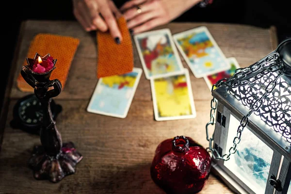 Waarzeggerij Traditionele Tarotkaarten Oude Houten Tafel Met Een Lantaarn Een — Stockfoto