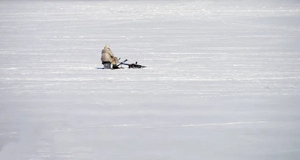 Pescador Solitario Hielo Estanque Congelado Vista Desde Atrás —  Fotos de Stock