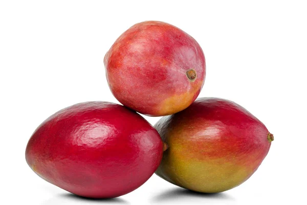 Tři Zralé Mango Ovoce Haldu Izolované Bílém Pozadí — Stock fotografie