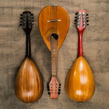 Üç eski mandolin kaba çuval bezi dokusunda. 