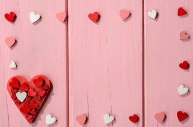 Pembe, beyaz ve kırmızı kalplerin desen. Fantezi arka plan kartı