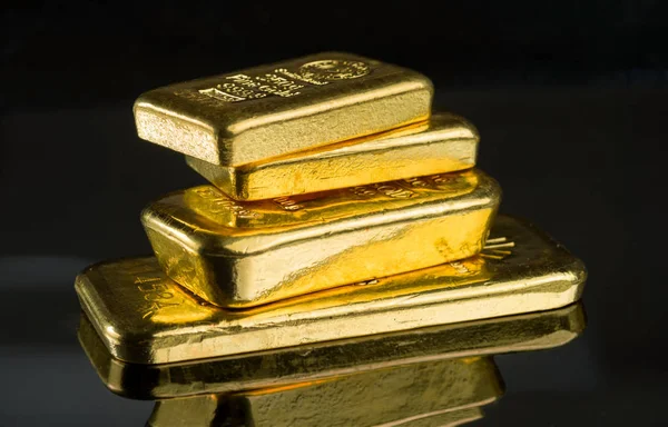 Várias Barras Ouro Peso Diferente Uma Superfície Espelho Escuro — Fotografia de Stock