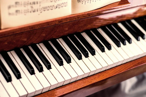 Piano Keyboard Sheet Music Selective Focus Blurred Background — Stock Photo, Image