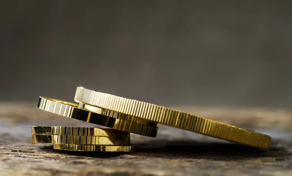 Setumpuk Koin Emas Dengan Berbagai Ukuran Dengan Latar Belakang Yang — Stok Foto