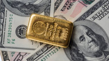 Dolarlarına arka planı 250 gram ağırlığında Bar erimiş altın. 