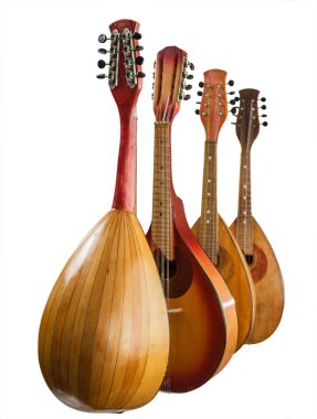 Dört farklı mandolin dikey olarak düzenlenmiş. Beyaz arka plan üzerinde izole. Seçici odak.
