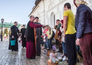 Kyev, Ukrayna - 08 Nisan 2018: St. Michael'ın Golden-Domed Manastırı Paskalya gıdaların geleneksel nimet.