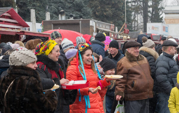Киев, Украина - 26 февраля 2017 года: празднование Масленицы (Масленицы) в городе. Развлечения с традиционной едой блины
.