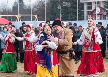 Kiev, Ukrayna - 26 Şubat 2017: Maslenitsa (Shrovetide) şehirde kutlaması. Geleneksel dansları ve halk kostümleri oyunlarda.