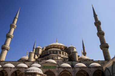 Mavi gökyüzü karşı iki minare ile Süleymaniye Camii'nin alt görünümü.