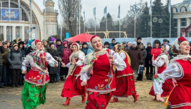 Kiev, Ukrayna - 26 Şubat 2017: Maslenitsa (Shrovetide) şehirde kutlaması. Halk kostümler giymiş kadınların geleneksel dansları.