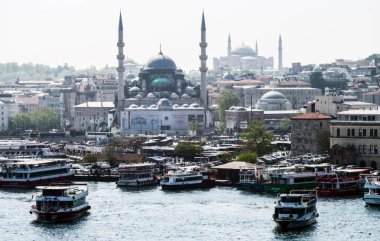 Istanbul, Türkiye'de 30 Nisan 2018, Golden Horn Bay Eminönü İskelesi ile futbol görünümünü arka planda Rüstem Paşa Camii ve Süleymaniye Camii.