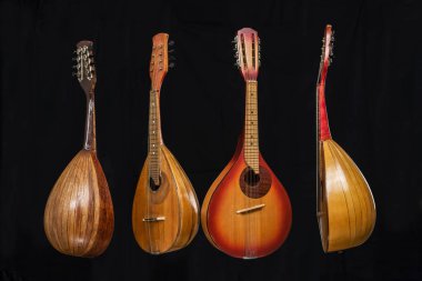 Dört farklı mandolin koyu arka plan üzerinde izole.