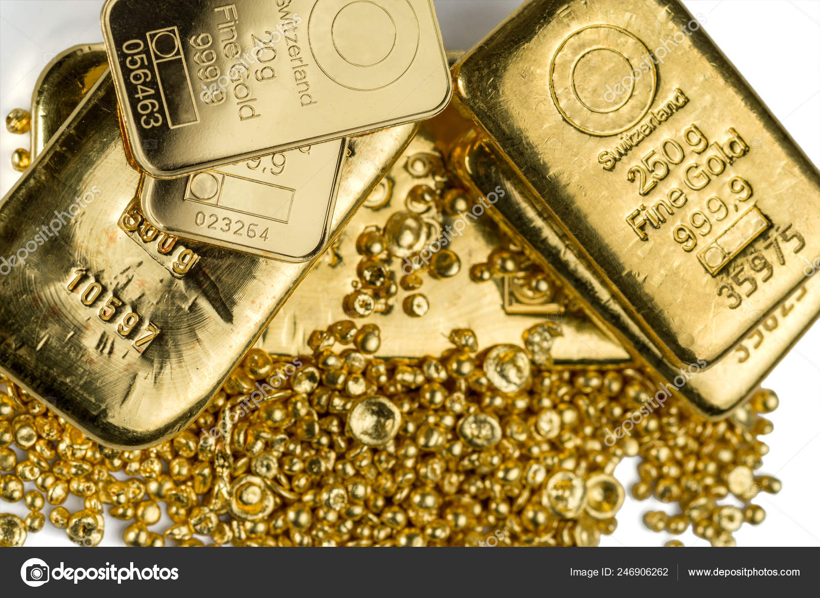 几根不同的金条上的一堆金颗粒隔离在白色背景上——图库图片© VladK213 #246906262