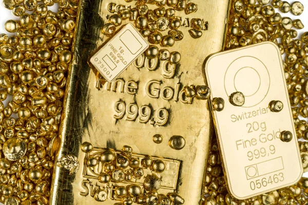 Három Aranyrudat Különböző Súlyok Rejlik Egy Halom Arany Granulátum Fehér — Stock Fotó