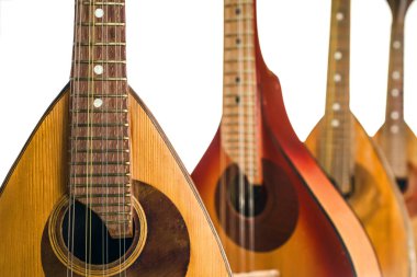 Dört mandolin kapatın. Beyaz bir arka plan üzerinde izole. Seçici odak.