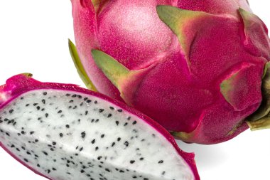 Taze dragon meyve, bütün ve beyaz arka plan üzerinde izole dilim.