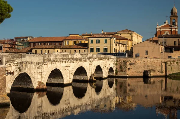 Tiberius köprü görünümünü arka plan St Mary Kilisesi ve şehrin eski dörtte. Rimini, İtalya.